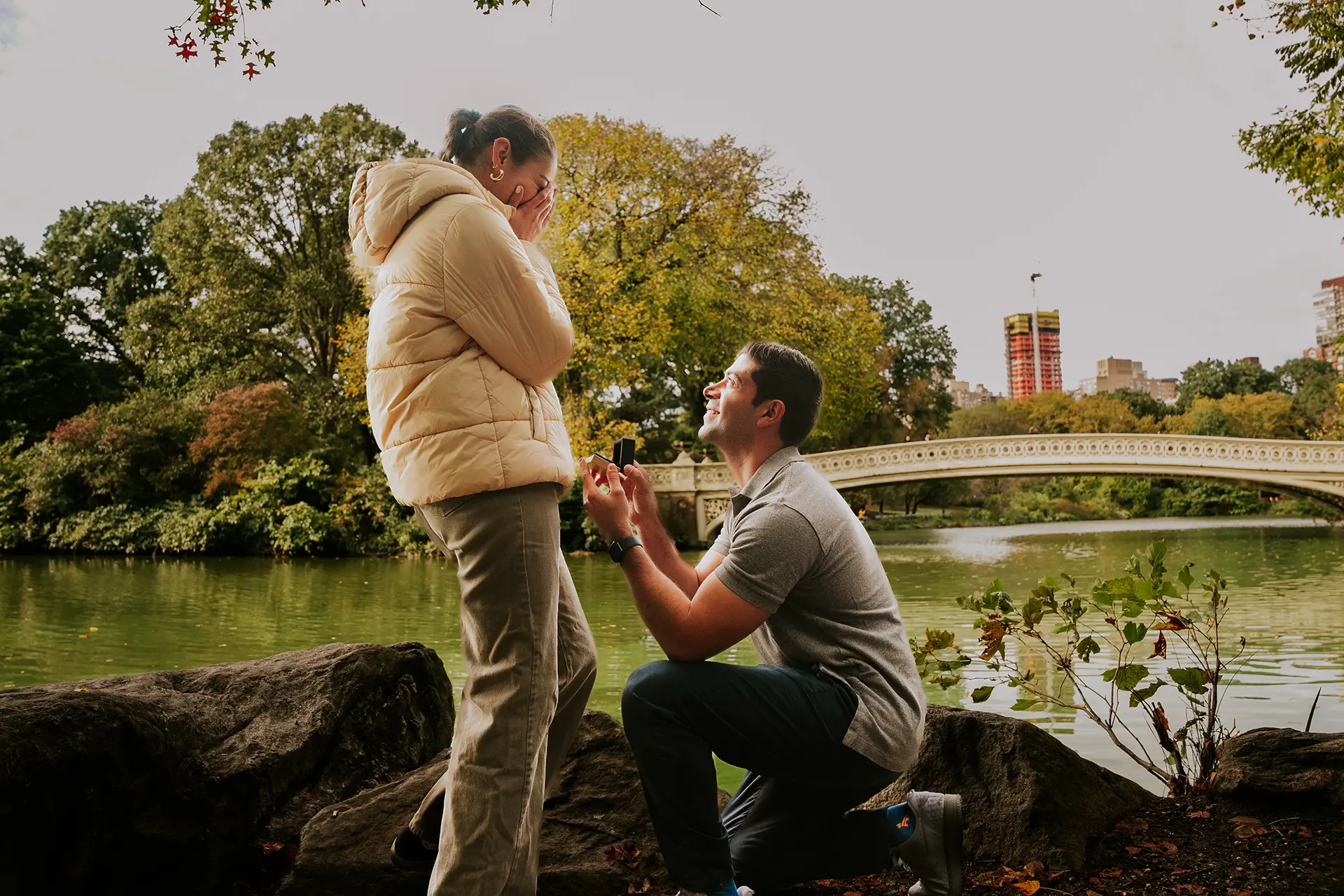 Engagement photography in Central Park, New York — Pablo & Caro | AURA